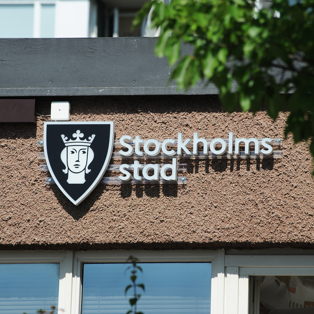 Fasadskylt i aluminium med LED-belysning och vinyldekor – Stockholm Stad