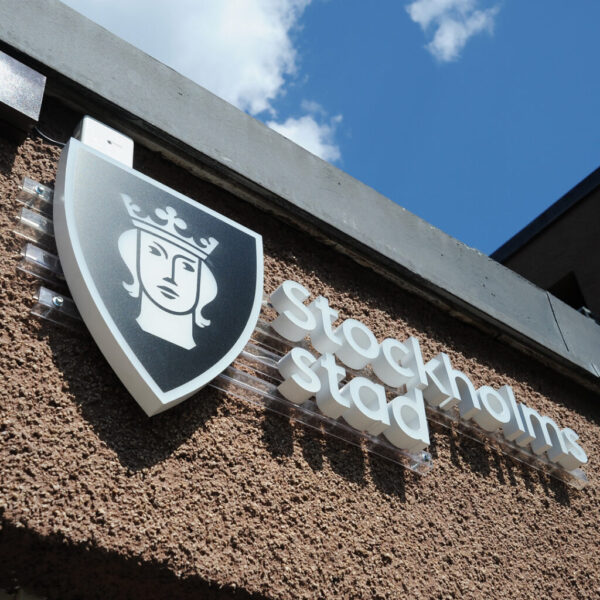 Fasadskylt i aluminium med LED-belysning och vinyldekor – Stockholm Stad