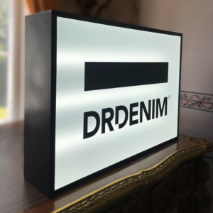 Ljuslåda i svartlackad aluminium med inifrån LED-neon, frostad front och svart dekor