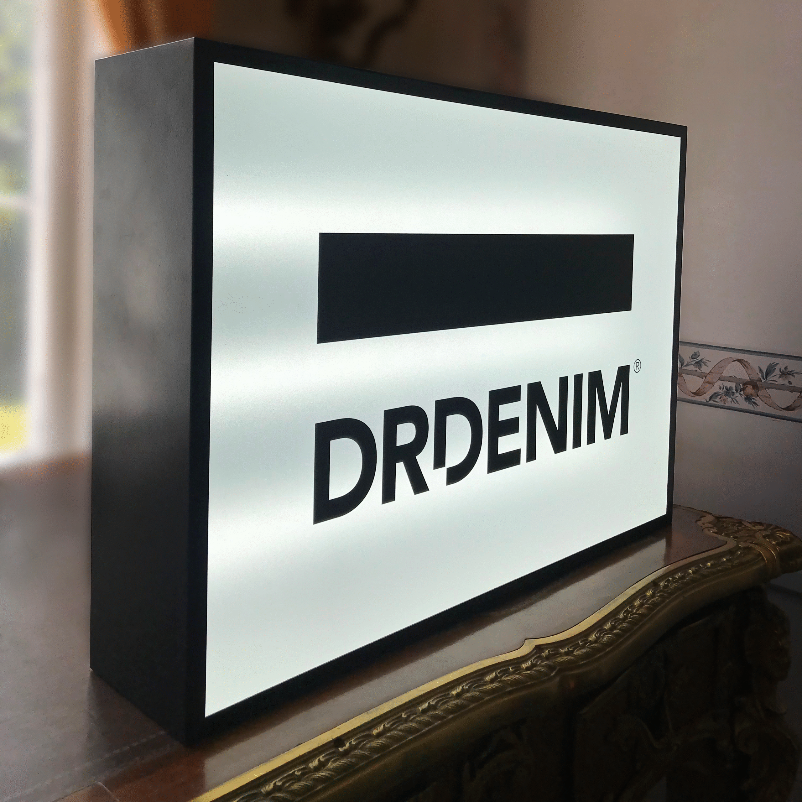 DrDenim Ljuslåda i svartlackad aluminium med inifrån synlig LED-neon, frostad front och svart dekor
