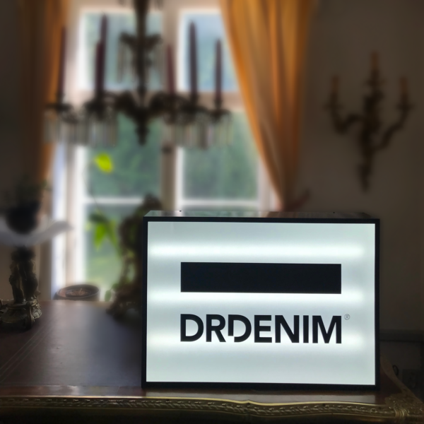 Ljuslåda i svartlackad aluminium med inifrån LED-neon, frostad front och svart dekor - Bild 4
