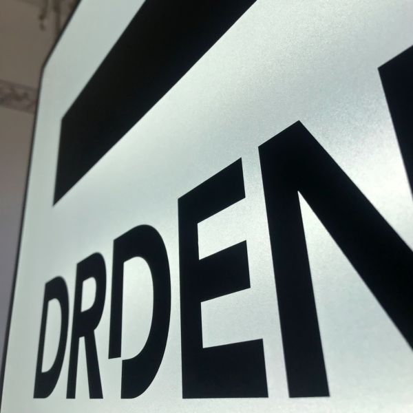 Ljuslåda i svartlackad aluminium med inifrån LED-neon, frostad front och svart dekor - Bild 3