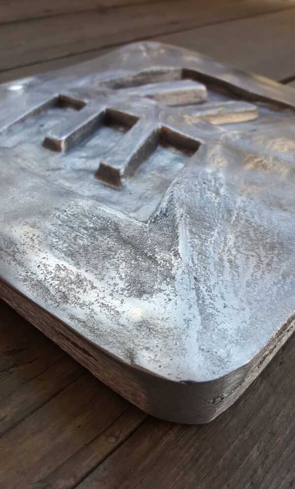 Fastighetsskylt i Gjuten Prismatisk Form – Blankpolerad Metall - Bild 5
