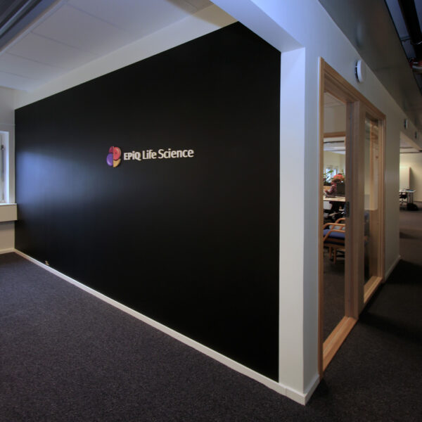 Receptionsskylt i vit homogen akryl med logotyp toppad med transparent akryl med digitaltryck - Bild 5