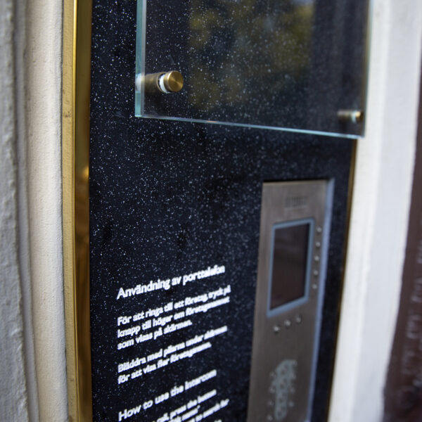 Fastighetsskylt med fastighetsregister i glas på distans, vinyldekor och Corian-bakgrund med högblank ram i guldtitanlegerat rostfritt stål - Bild 3