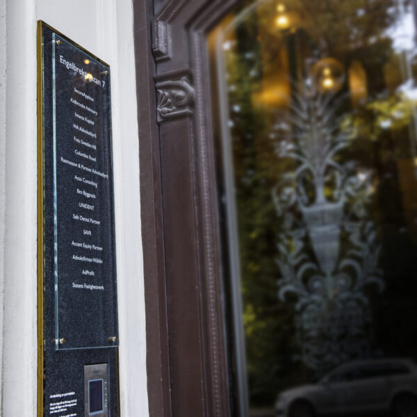 Fastighetsskylt med fastighetsregister i glas på distans, vinyldekor och Corian-bakgrund med högblank ram i guldtitanlegerat rostfritt stål - Bild 2