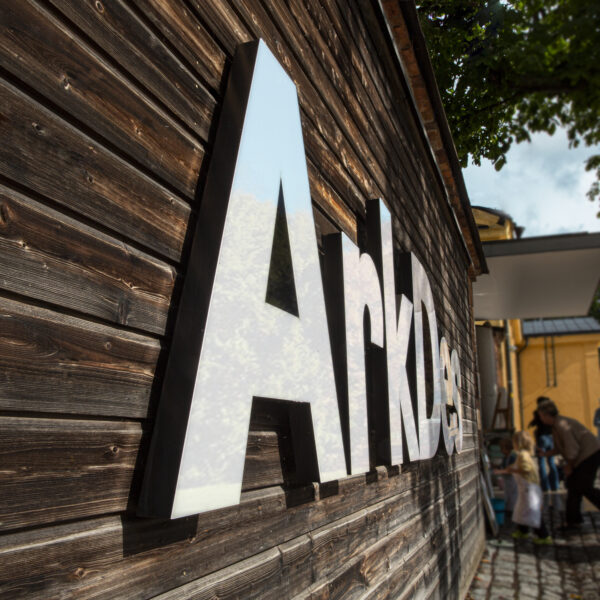 Fasadskylt i rostfritt stål för ArkDes – Modern design för museimiljö - Bild 5