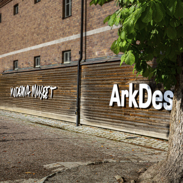 Fasadskylt i rostfritt stål för ArkDes – Modern design för museimiljö - Bild 4