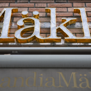 Fasadskylt_Skandia_Mäklarna_blankpolerad_guldtitanlegerad_rostfritt_profil-6-inifrån_LED_belyst_2