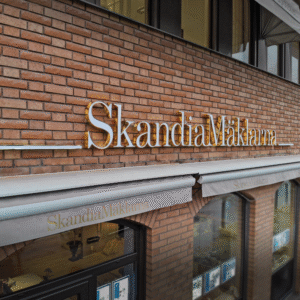 Fasadskylt_Skandia_Mäklarna_blankpolerad_guldtitanlegerad_rostfritt_profil-6-inifrån_LED_belyst_3