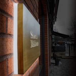 Fasadskylt_Skandia_Mäklarna_borstad_guldtitanlegerad_rostfritt_dekaperad-inifrån_LED_belyst_profil_8_1