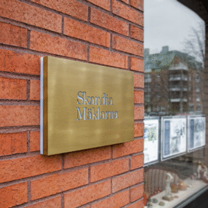 Fasadskylt_Skandia_Mäklarna_borstad_guldtitanlegerad_rostfritt_dekaperad-inifrån_LED_belyst_profil_8_2