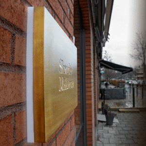 Fasadskylt_Skandia_Mäklarna_borstad_guldtitanlegerad_rostfritt_dekaperad-inifrån_LED_belyst_profil_8_3