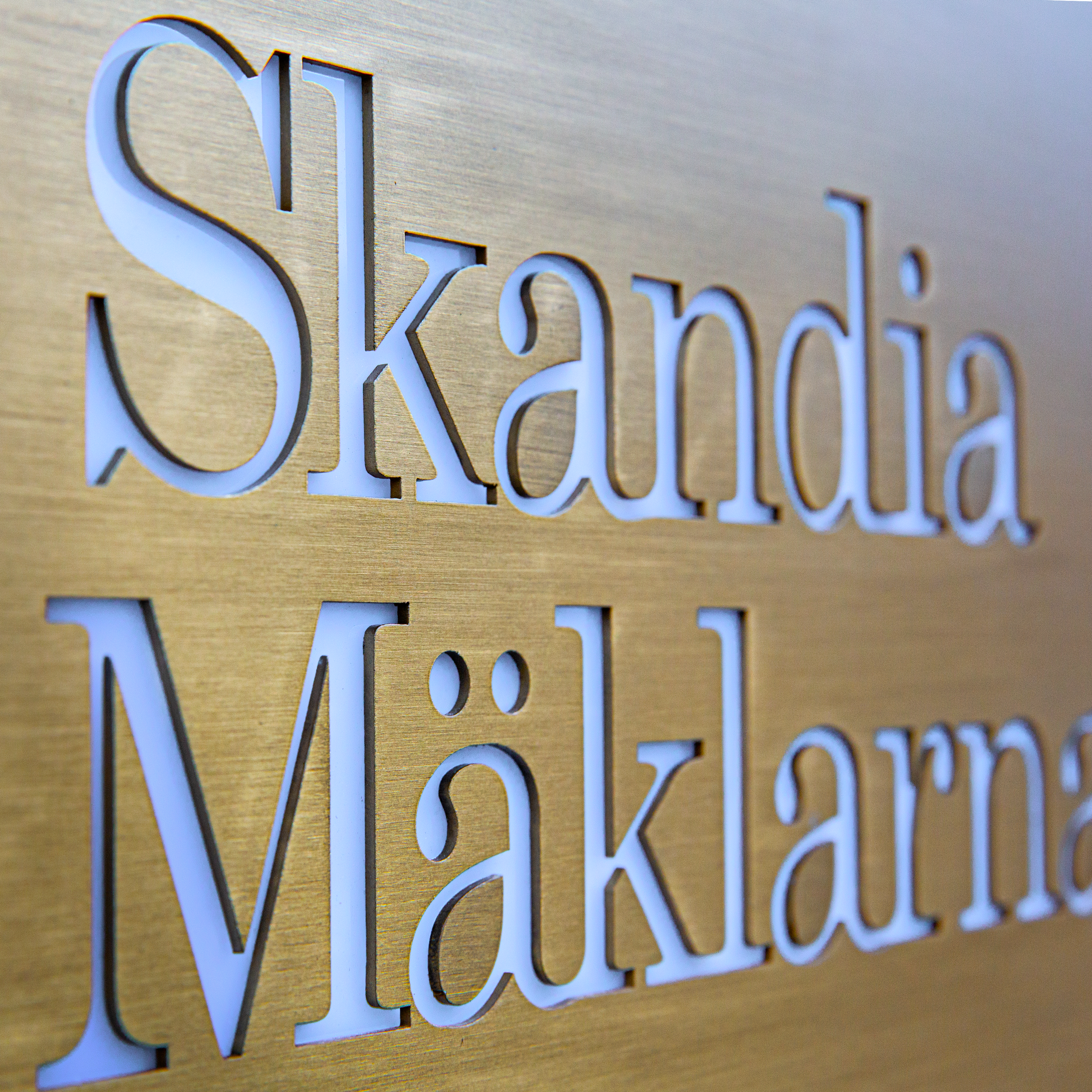 Fasadskylt_Skandia_Mäklarna_borstad_guldtitanlegerad_rostfritt_dekaperad-inifrån_LED_belyst_profil_8_4