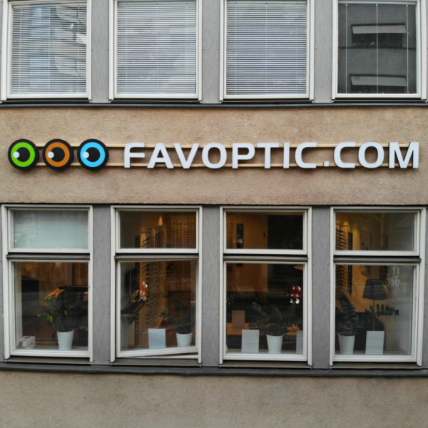 Fasadskylt och vertikal Flaggskylt i LED-belysta profilbokstäver och translucent dekor