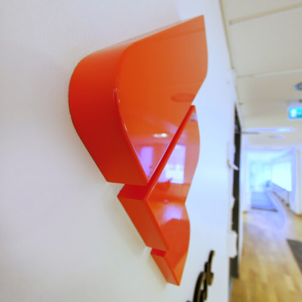 Receptionsskylt med profilbokstäver i svart akryl & logotyp i orange akryl i tre nivåer - Bild 3