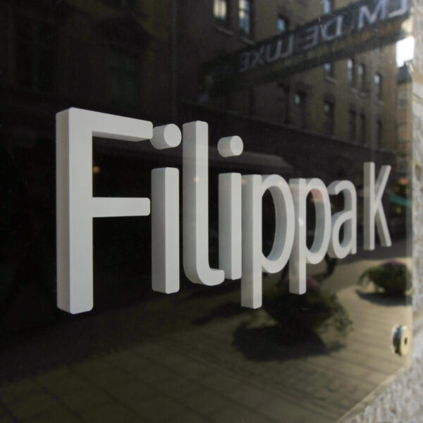 Fasadskylt i akryl för Filippa K – en elegant och hållbar lösning som reflekterar varumärkets stil