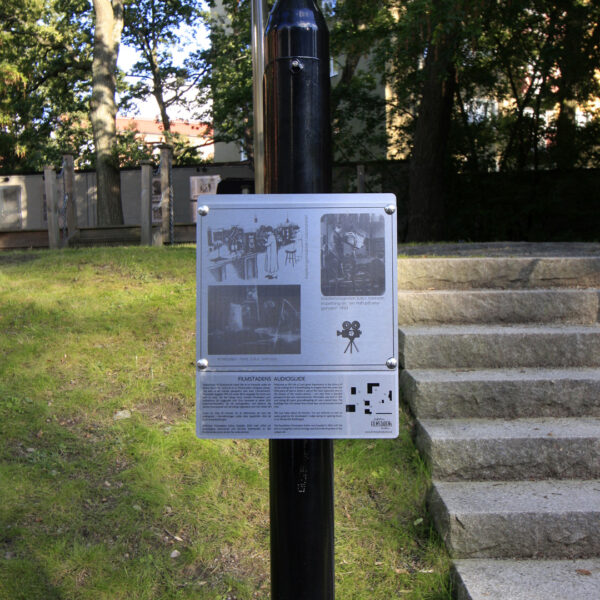 Stolpskylt i Rostfritt Stål med Lasergraverad och Färgfylld Dekor - Bild 5