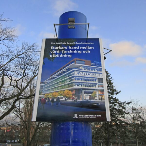 Karolinska Sjukhuset Pylonskylt med Digitaltryck Dekor – Högkvalitativ Skyltning - Bild 5