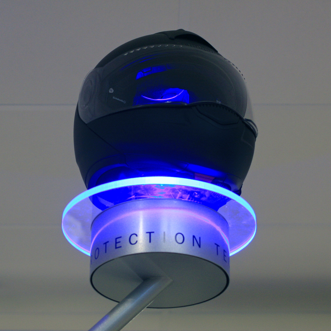 POS-pylonskylt med roterande LED-belysta akrylskivor, integrerad ljuslåda med framåt- och sidobelyst logotyp samt markbelysning med halo-effekt
