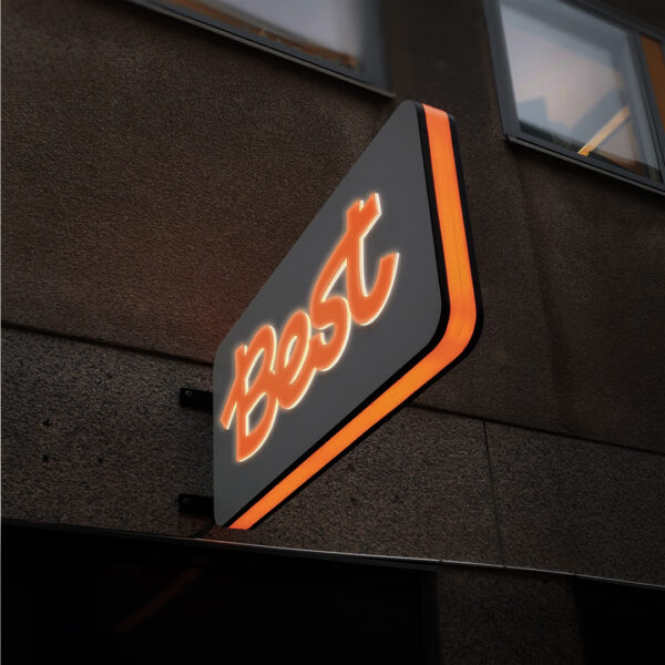 Flaggskylt med orange LED-belyst midja och upphöjda vitbelysta profilbokstäver med translucent orange dekor – tydlig och färgstark ljusskylt - Bild 4
