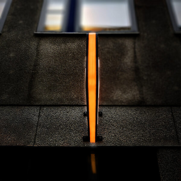 Flaggskylt med orange LED-belyst midja och upphöjda vitbelysta profilbokstäver med translucent orange dekor – tydlig och färgstark ljusskylt - Bild 3