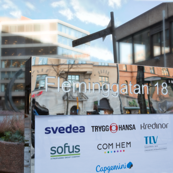 Pylonskylt i Blankt Rostfritt med Ljuslåda och Digitaltryckt Logotyp - Bild 6