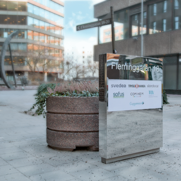 Trygg Hansa – Fristående fastighetspylon med ljuslåda och glasfront - Bild 5