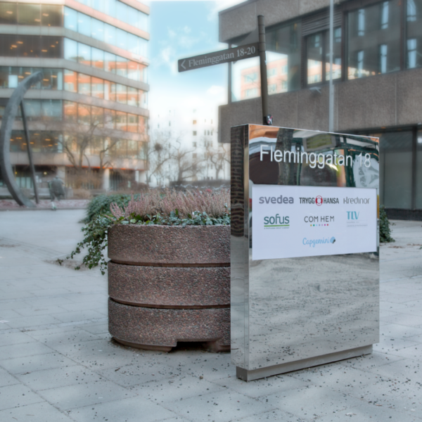 Pylonskylt i Blankt Rostfritt med Ljuslåda och Digitaltryckt Logotyp - Bild 3