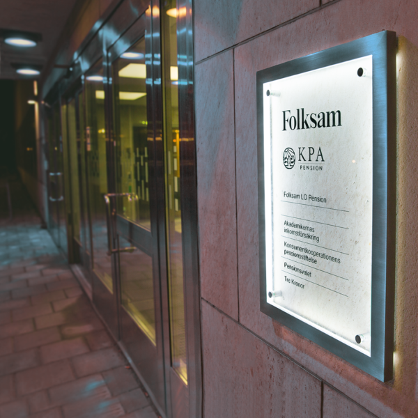 Fastighetsskylt för fastighetsregister med inifrån LED-belyst ram i borstat rostfritt stål och distansmonterad glasskylt med vinyldekor - Bild 6