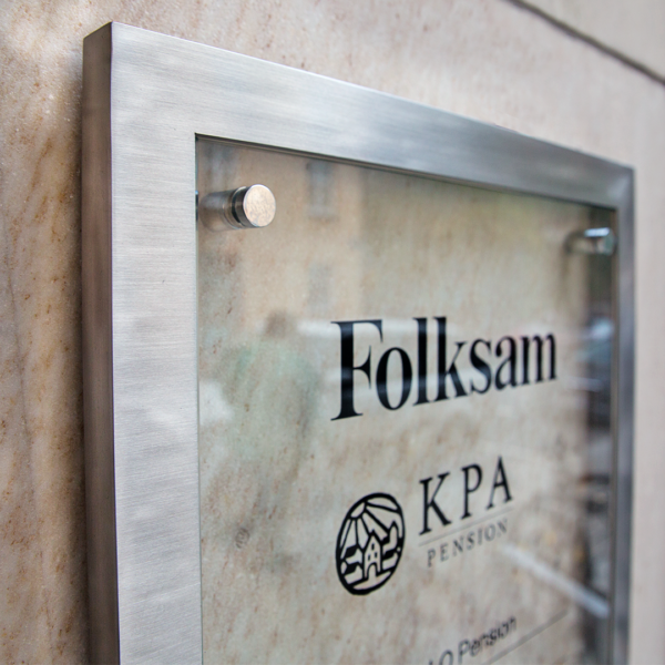 Fastighetsskylt för fastighetsregister med inifrån LED-belyst ram i borstat rostfritt stål och distansmonterad glasskylt med vinyldekor - Bild 5