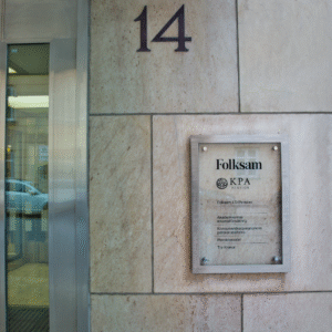 Folksam_Hyresgastregister_infoskylt_rostfritt_glas_belyst_4