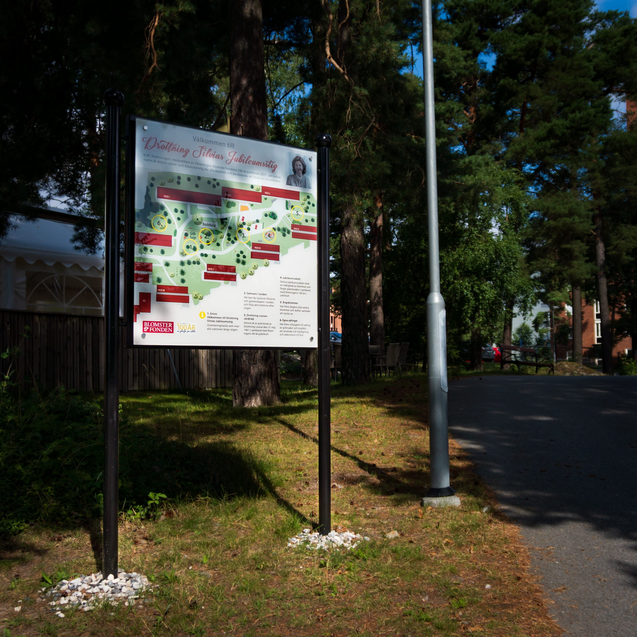 Pylonskylt i lackerad aluminium med distansmonterat optiwhite glas och tryckt dekor