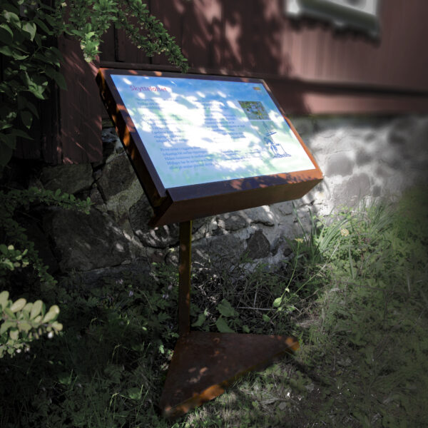 Pylonskylt i rostad corten med LED-belyst glasyta, digitaltryckt dekor, batteridrift, rörelsesensor och app-/fjärrstyrd belysning - Bild 5