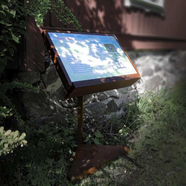 Glimming Hus Pylonskylt informations skylt på ben i rostad corten med LED-belyst glasyta, digitaltryckt dekor, batteridrift, rörelsesensor och app-/fjärrstyrd belysning - Bild 4
