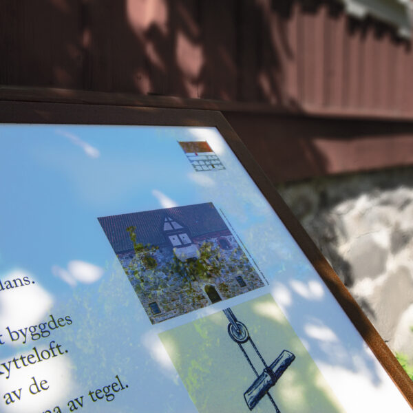 Pylonskylt i rostad corten med LED-belyst glasyta, digitaltryckt dekor, batteridrift, rörelsesensor och app-/fjärrstyrd belysning - Bild 4