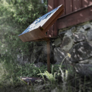 Pylonskylt i rostad corten med LED-belyst glasyta, digitaltryckt dekor, batteridrift, rörelsesensor och app-/fjärrstyrd belysning