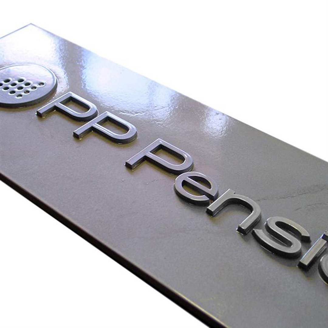 Gjuten Aluminiumskylt med Blästrad Botten och Slipad Topp