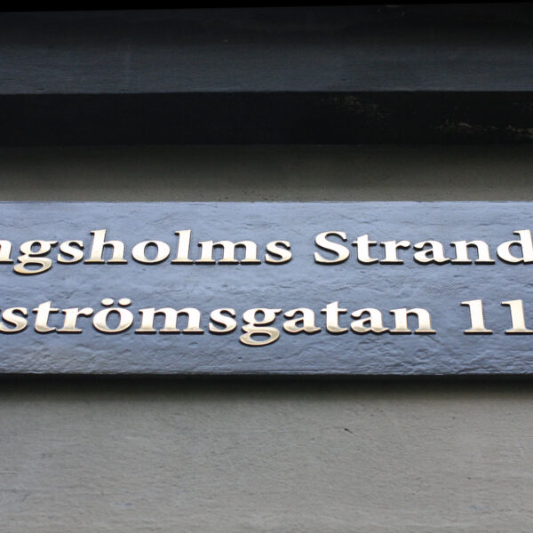 Fasadskylt i gjuten brons med slipad text - Bild 4