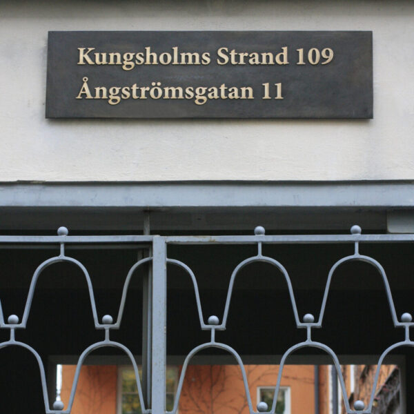 Fasadskylt i gjuten brons med slipad text