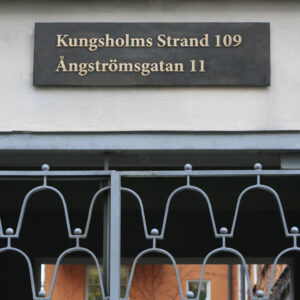 Fasadskylt i gjuten brons med slipad text