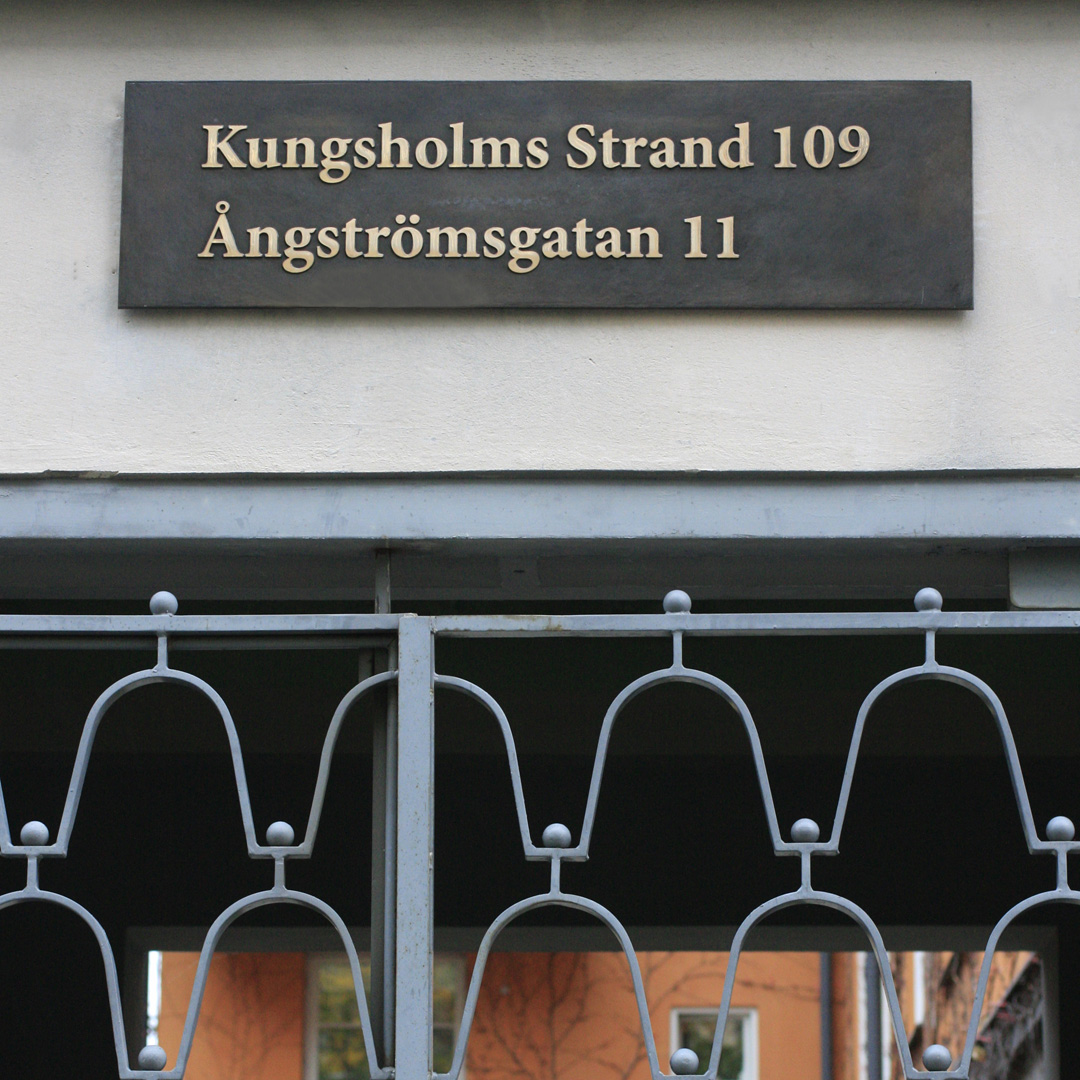 Fasadskylt i gjuten brons med slipad text