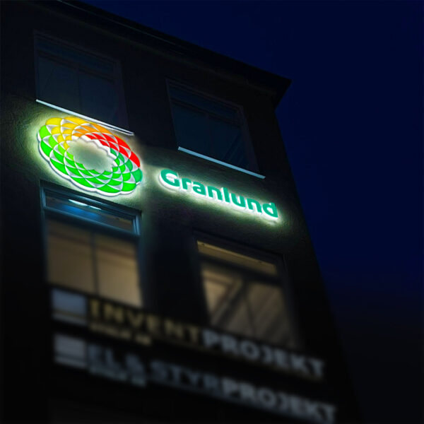 Fasadskylt med delvis kantbelyst LED-halo och frontbelysning i opalvit akryl med flerfärgad translucent dekor – logotyp och text i profilbokstäver - Bild 6