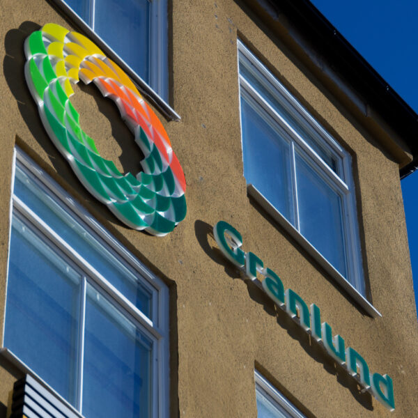 Fasadskylt med delvis kantbelyst LED-halo och frontbelysning i opalvit akryl med flerfärgad translucent dekor – logotyp och text i profilbokstäver - Bild 7