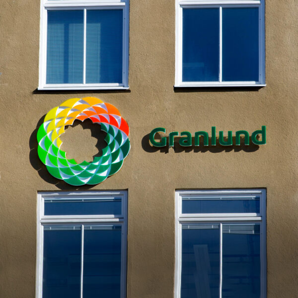Fasadskylt med delvis kantbelyst LED-halo och frontbelysning i opalvit akryl med flerfärgad translucent dekor – logotyp och text i profilbokstäver - Bild 4