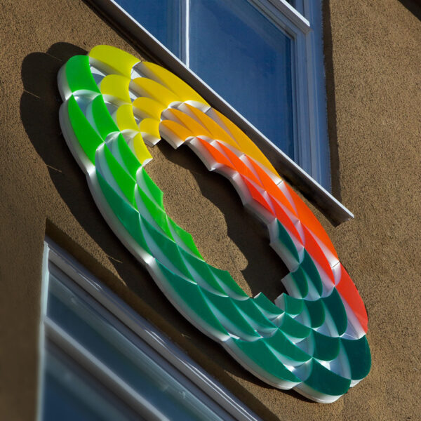 Fasadskylt med delvis kantbelyst LED-halo och frontbelysning i opalvit akryl med flerfärgad translucent dekor – logotyp och text i profilbokstäver - Bild 3