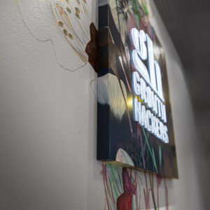 Growth_Hackers_profil_10_skylt_Receptionsskylt_hand_målad_konstnärligt_utformad_skylt_2