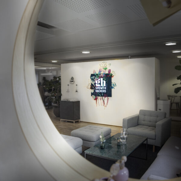 Receptionsskylt med upphöjd LED-belyst logotyp och målad blomdesign - Bild 3