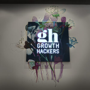 Growth_Hackers_profil_10_skylt_Receptionsskylt_hand_målad_konstnärligt_utformad_skylt_4