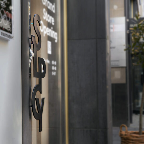 Dörrskylt i form av handtag i svartlackerat rostfritt stål – metallformad logotyp som funktionellt dörrhandtag för butikens entré - Bild 5